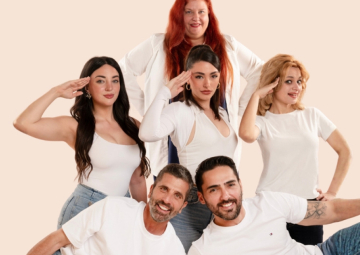 «ΠΕΤΑΕΙ ΠΕΤΑΕΙ»! ΜΙΑ ΞΕΚΑΡΔΙΣΤΙΚΗ ΚΩΜΩΔΙΑ, ΣΤΟ ΘΕΑΤΡΟ ΑΛΕΑ!